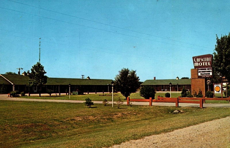 Colonial Inn (Crescent Motel) - Old Postcard (newer photo)